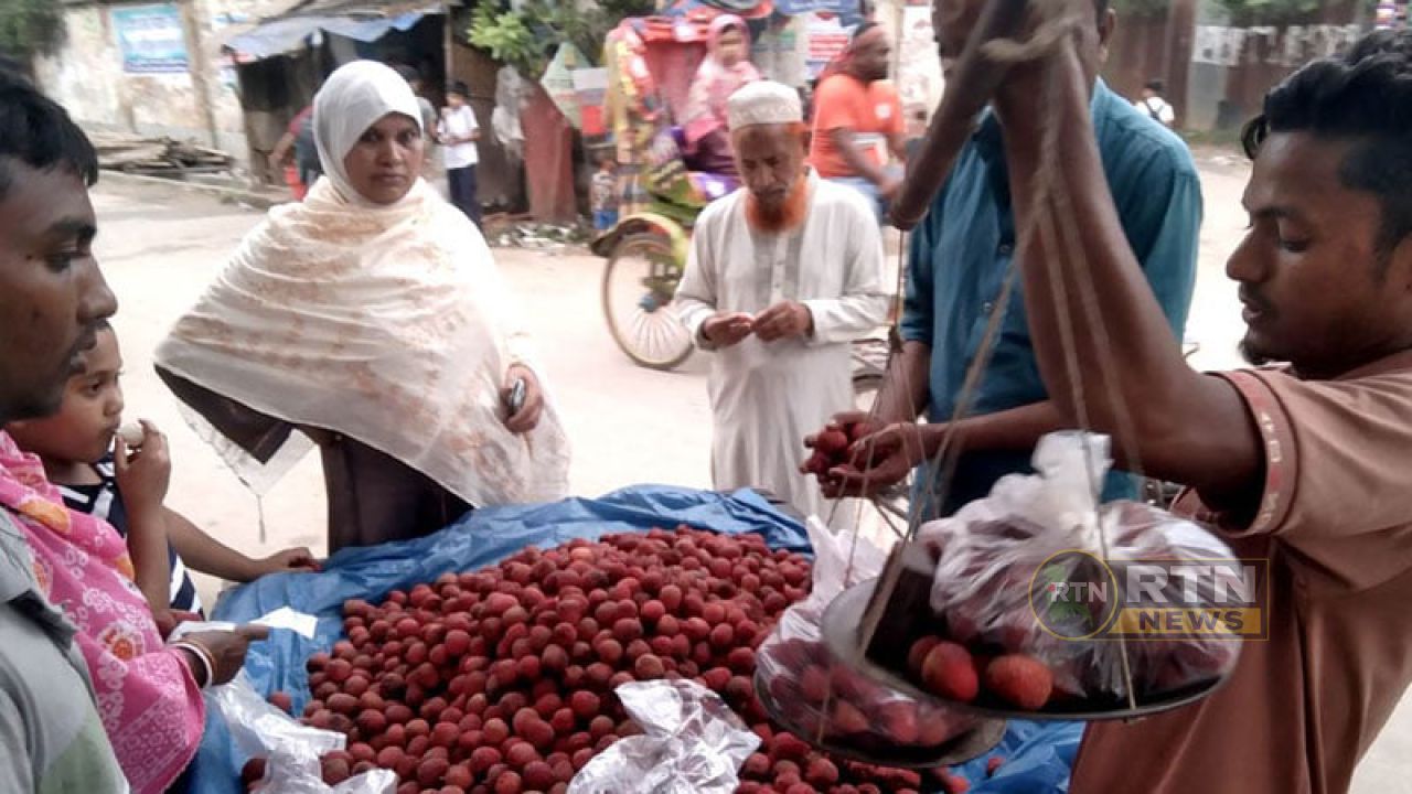 ঝরা লিচুতে জমজমাট ফুলবাড়ীর বাজার