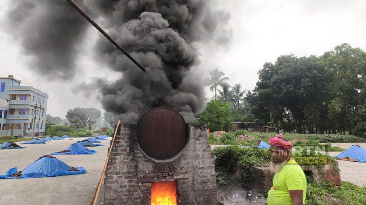 খরচ বাঁচাতে বর্জ্য পুড়িয়ে ধান সেদ্ধ, ঈশ্বরদীর শতাধিক চাতালে পরিবেশ ও কৃষির ক্ষতির অভিযোগ