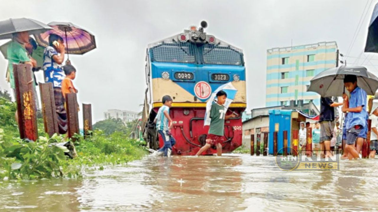 ৪৩ বছরের রেকর্ড ভাঙা বৃষ্টিতে বিপর্যস্ত চট্টগ্রাম, জলাবদ্ধতায় জনজীবন অচল; এইচএসসি পরীক্ষা স্থগিত