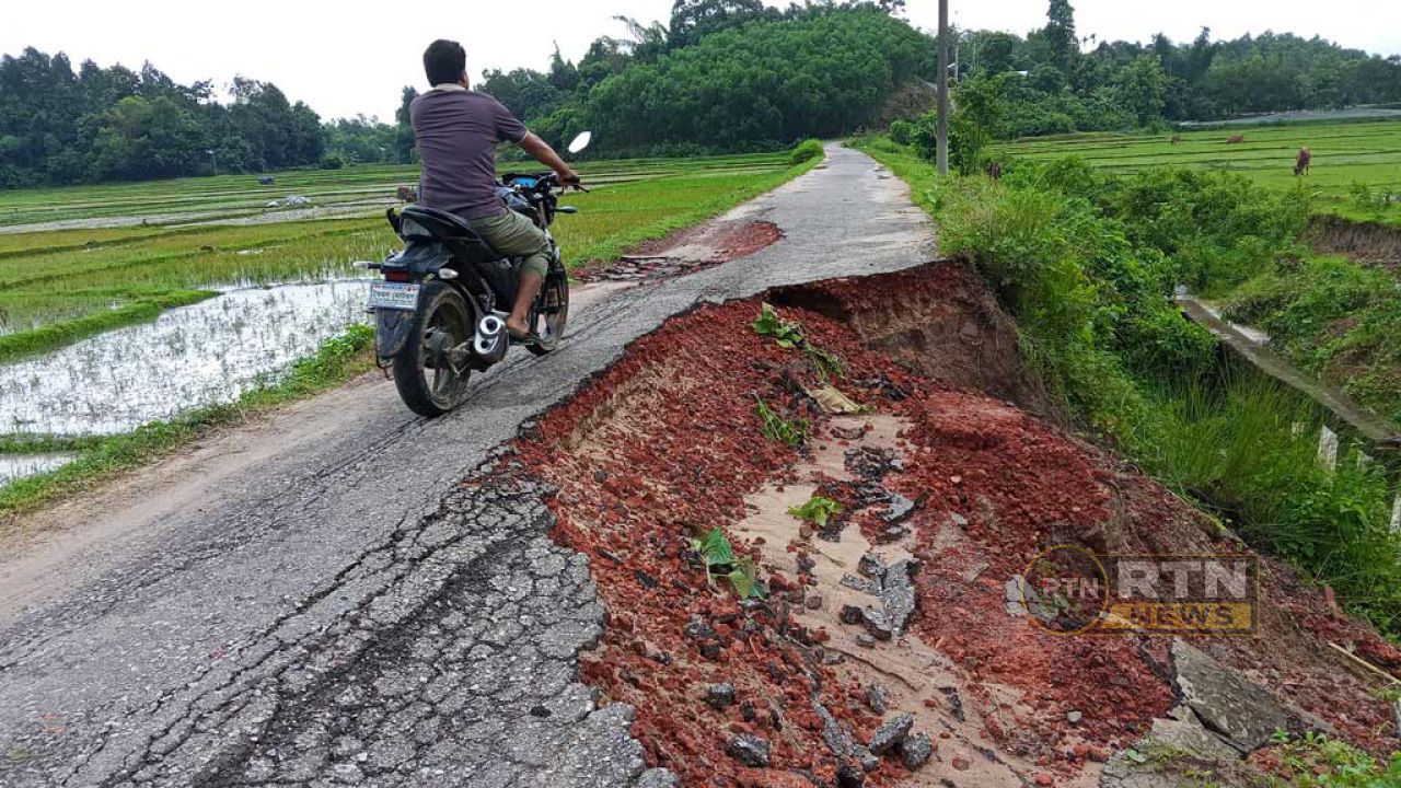 চালুর মাস না পেরোতেই ঝুঁকিতে ৮১ লাখ টাকার সেতু, ভারী বৃষ্টিতে ভেঙেছে গাইড ওয়াল