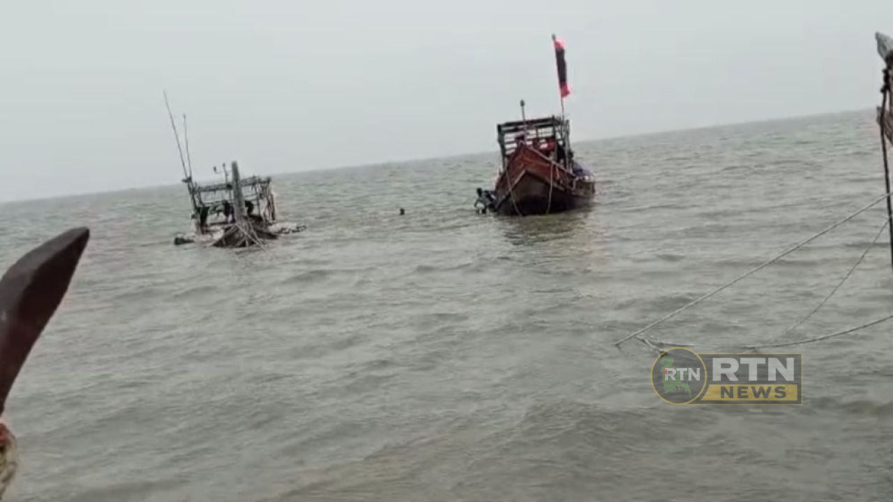 বঙ্গোপসাগরে ঢেউয়ের আঘাতে ট্রলার ডুবি, অল্পের জন্য প্রাণে বাঁচলেন ১৬ জেলে