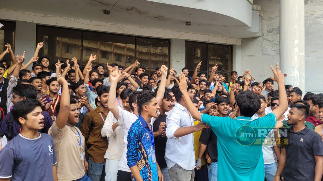 রাজশাহী শিক্ষা বোর্ড ঘেরাও, শিক্ষামন্ত্রীর পদত্যাগের দাবিতে বিক্ষোভ
