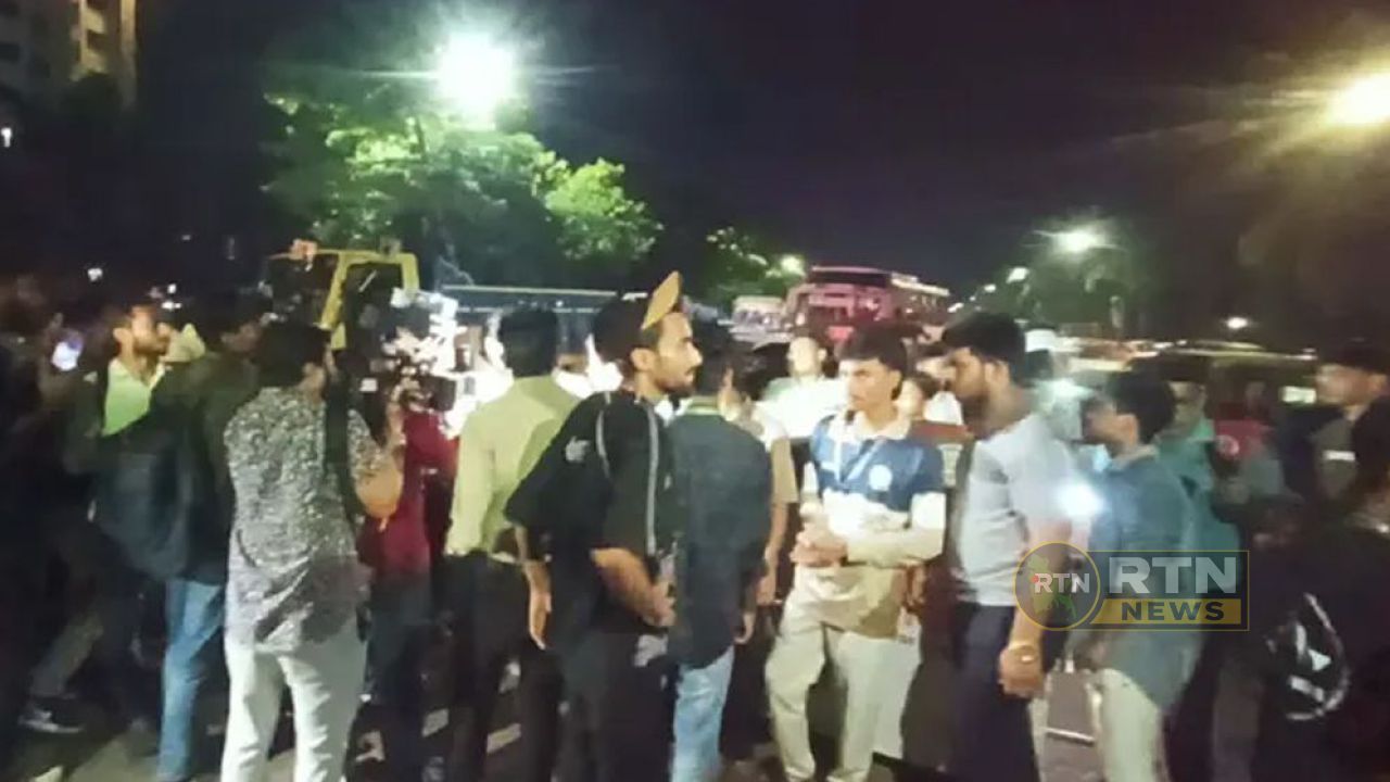 লাঠিচার্জের পর ফের সংসদ ভবনের সামনে এইচএসসি পরীক্ষার্থীরা