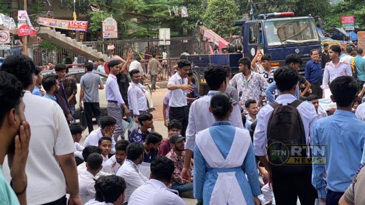 শিক্ষামন্ত্রীর পদত্যাগের দাবিতে রাজধানীতে সড়ক অবরোধ, ‘লং মার্চ টু শিক্ষা মন্ত্রণালয়’ কর্মসূচি