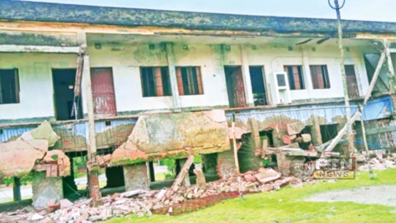 খুলনায় স্কুল-কলেজ ভবনের ছাদ ধস, অল্পের জন্য রক্ষা পেল শতাধিক শিক্ষার্থী