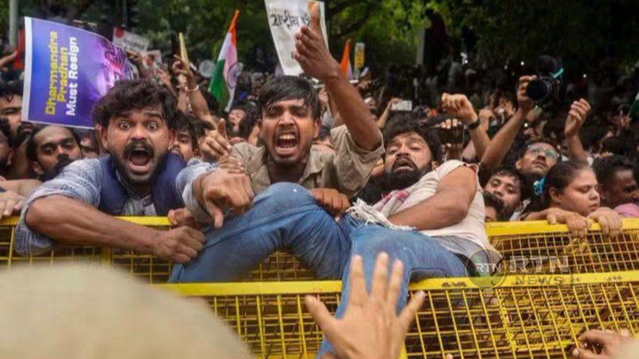 শিক্ষামন্ত্রীর পদত্যাগের দাবিতে উত্তাল দিল্লি