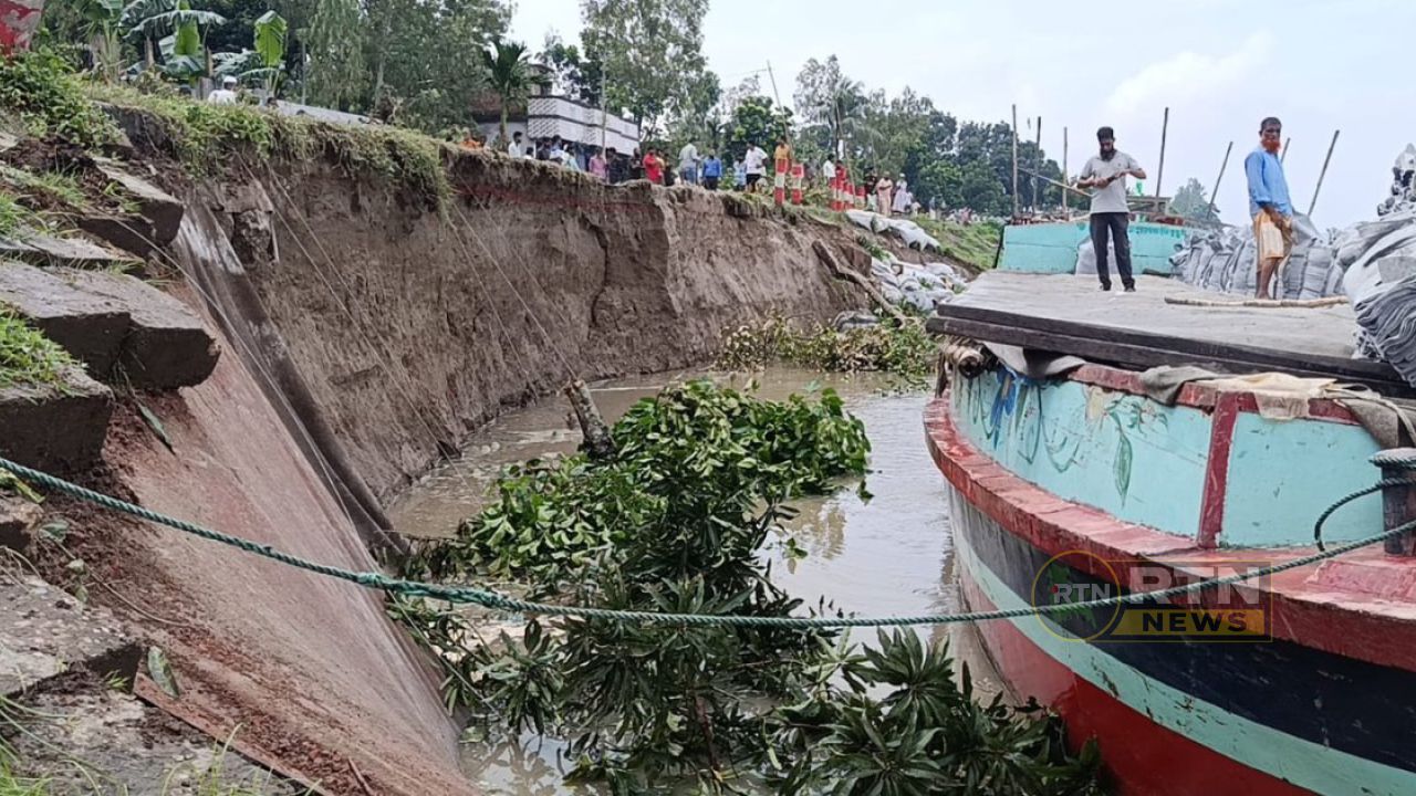 যমুনার ভাঙনে টাঙ্গাইলে বন্যা নিয়ন্ত্রণ বাঁধের ১০০ ফুট নদীগর্ভে, যান চলাচল বন্ধ
