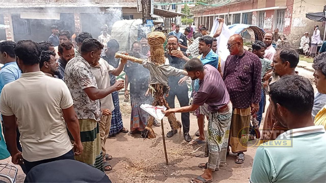 ভিডিও বিতর্কের জেরে এমপি গাজী নজরুলের পদত্যাগ দাবিতে শ্যামনগরে টানা পঞ্চম দিনের বিক্ষোভ