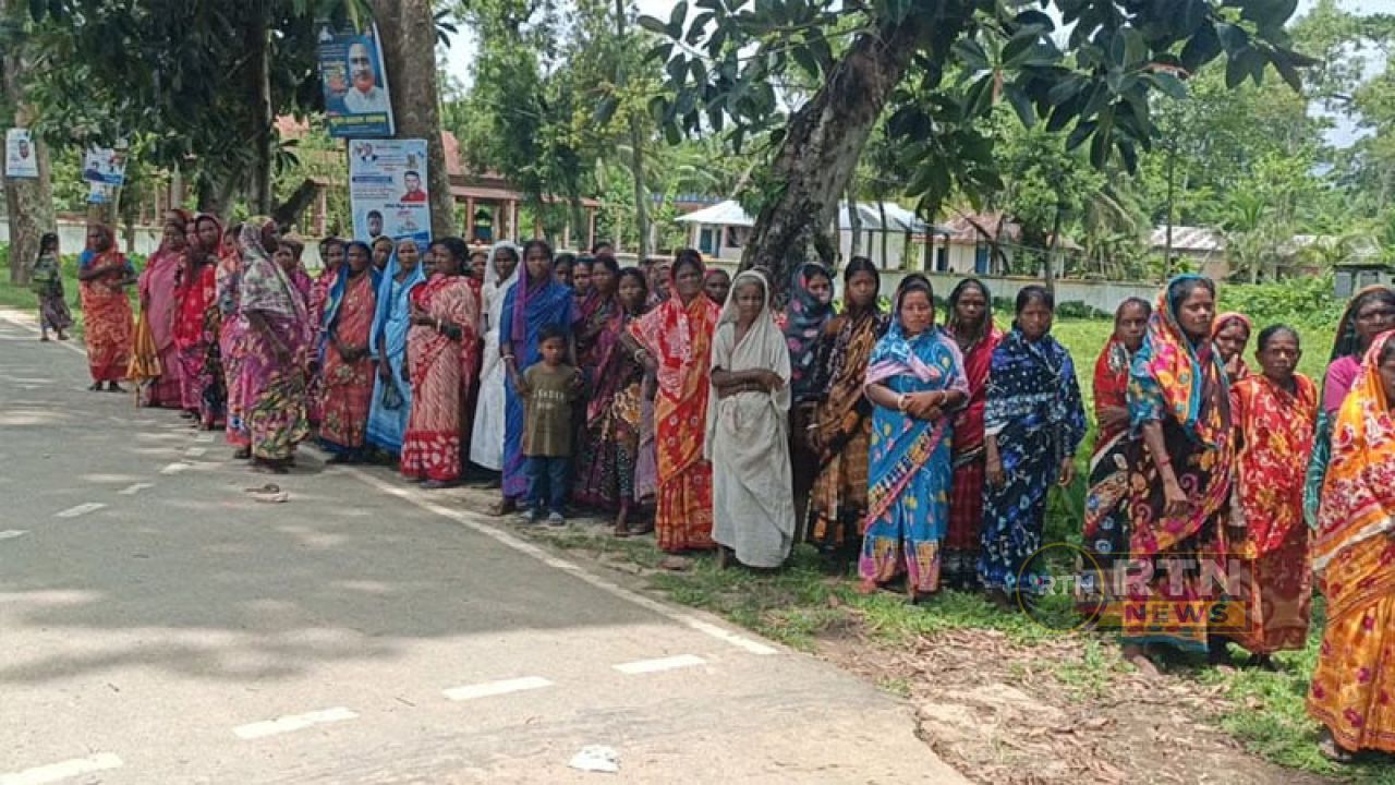 টানা ছয় সপ্তাহ মজুরি বন্ধ, কমলগঞ্জে চা শ্রমিকদের অবস্থান কর্মসূচি