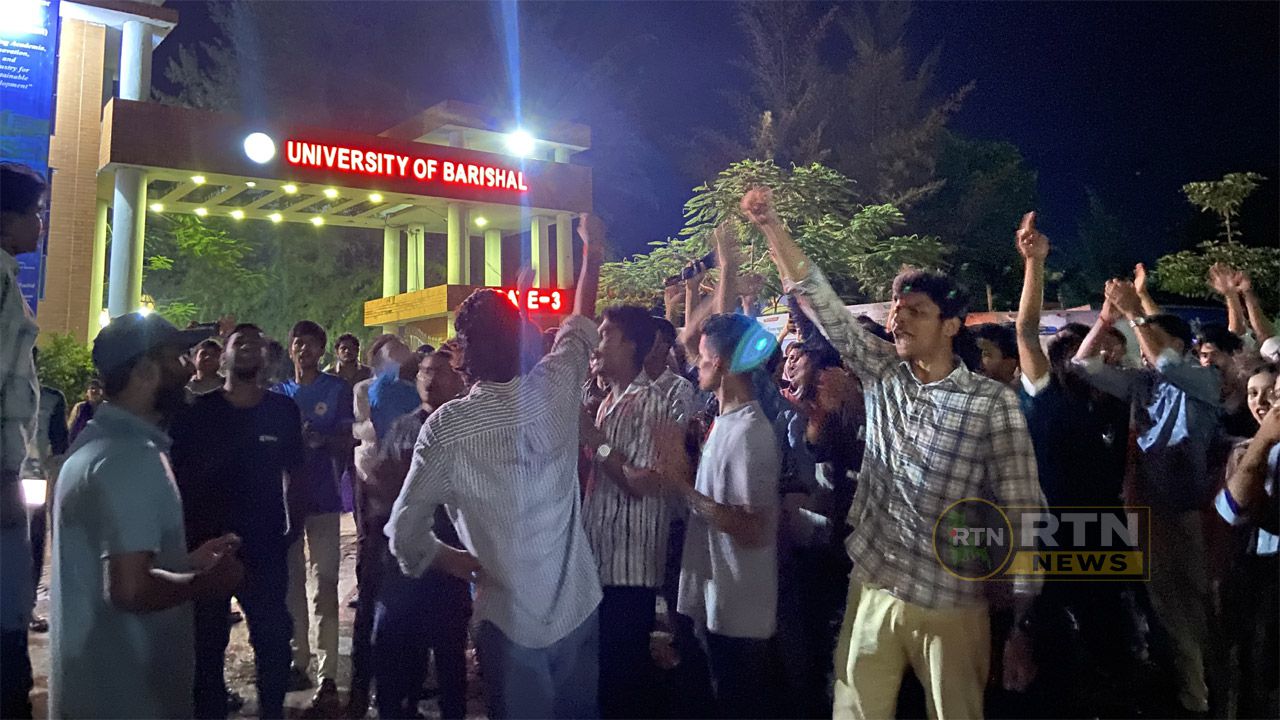 শিক্ষার্থী আহতের প্রতিবাদে বরিশাল-কুয়াকাটা মহাসড়ক অবরোধ