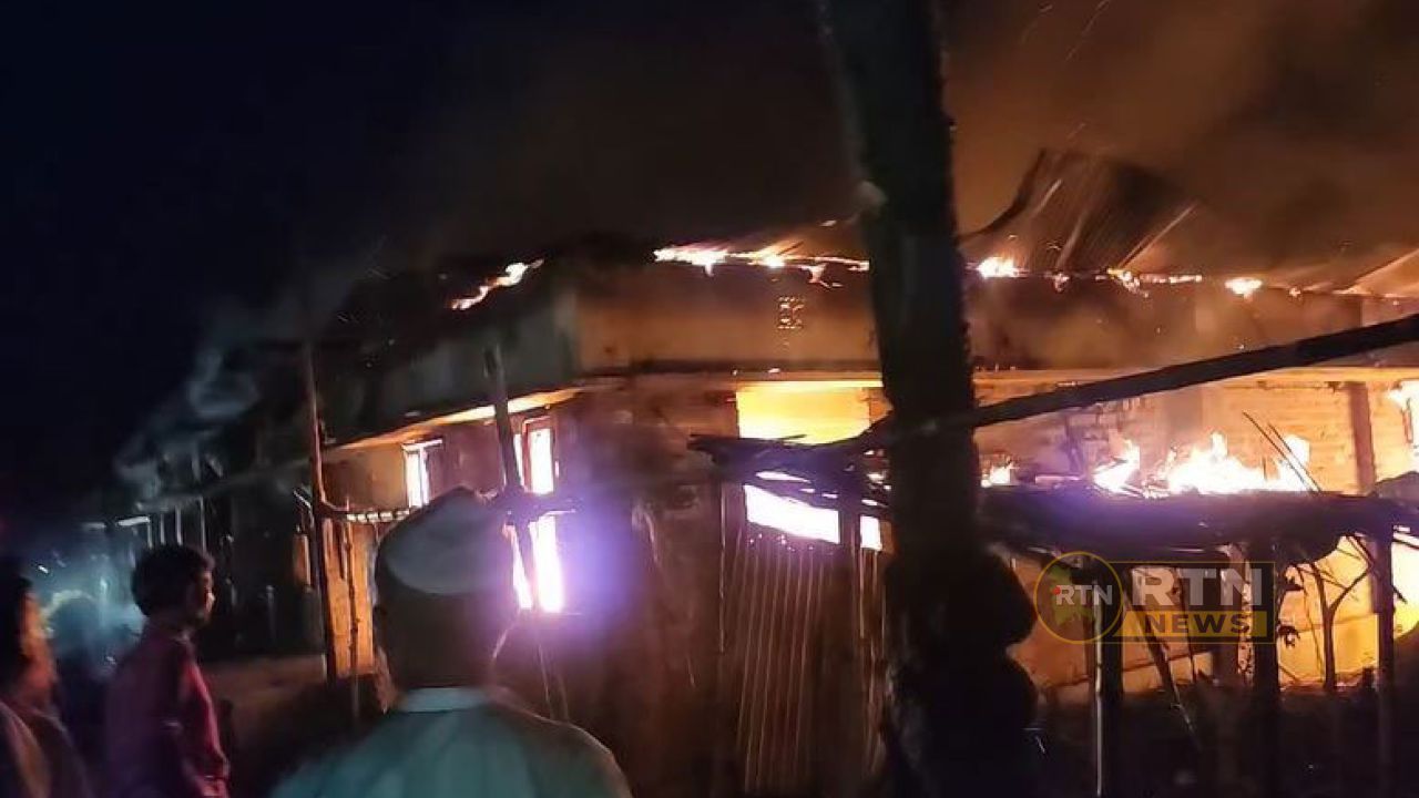বাঘায় ভয়াবহ অগ্নিকাণ্ডে পুড়ল তিন পরিবারের সর্বস্ব, ক্ষতি অর্ধকোটি টাকা