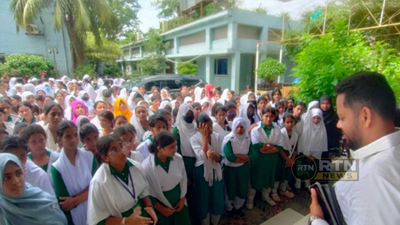 ভাণ্ডারিয়ায় প্রধান শিক্ষকের অপসারণ দাবিতে শিক্ষার্থীদের বিক্ষোভ