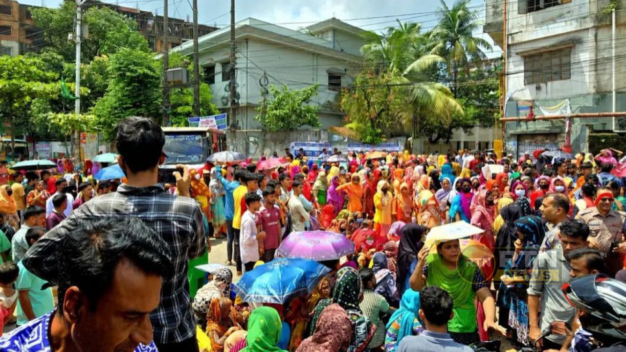 বকেয়া বেতনের দাবিতে চট্টগ্রামে সড়ক অবরোধ, তীব্র যানজট