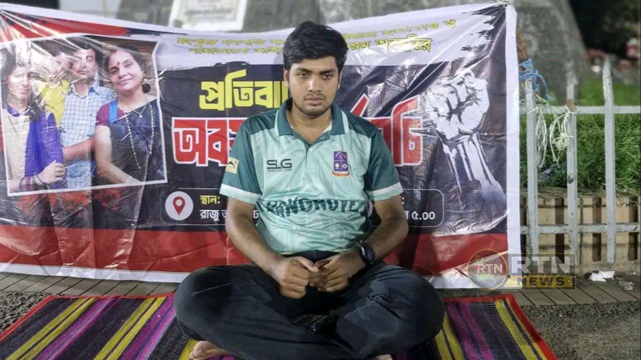 গণপতি স্যার হত্যার বিচারসহ ৩ দফা দাবিতে রাজু ভাস্কর্যে শিক্ষার্থীর অবস্থান