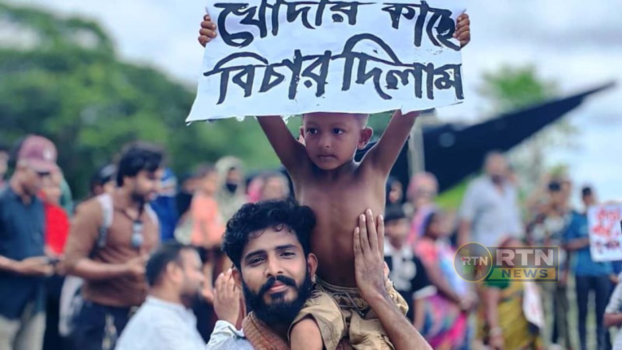 রামপালে নদীভাঙনে নিঃস্ব মানুষ, শিশুর প্ল্যাকার্ডে আকুতি—‘খোদার কাছে বিচার দিলাম’