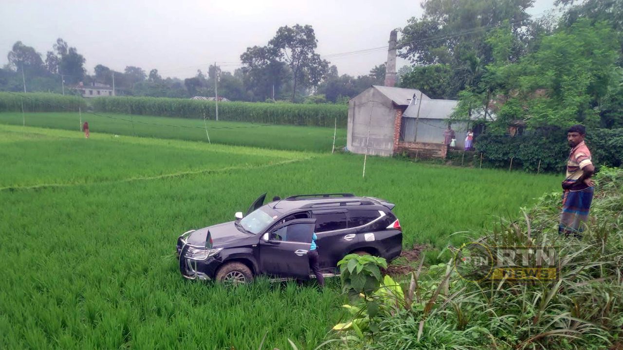 পথচারীকে বাঁচাতে গিয়ে প্রতিমন্ত্রীর গাড়ি ধানক্ষেতে, নারী পথচারীর মৃত্যু