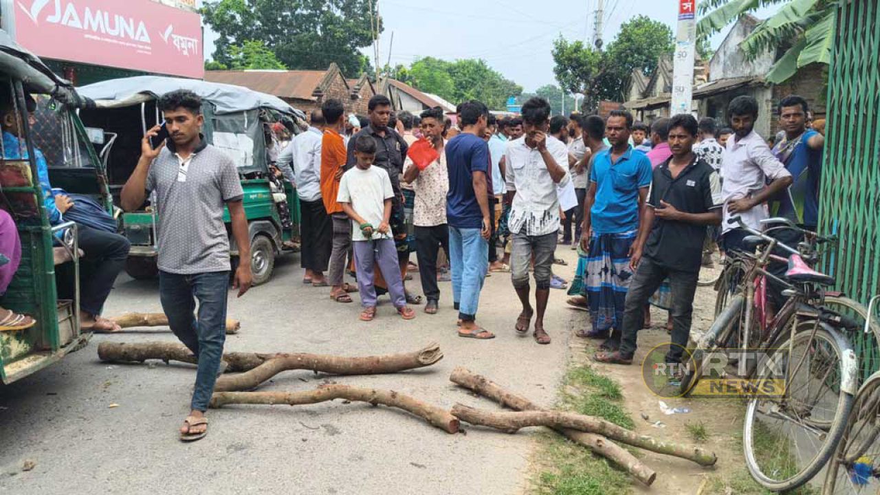 ঝিনাইদহে সারের দাবিতে সড়ক অবরোধ, কৃষকদের ভোগান্তির অভিযোগ