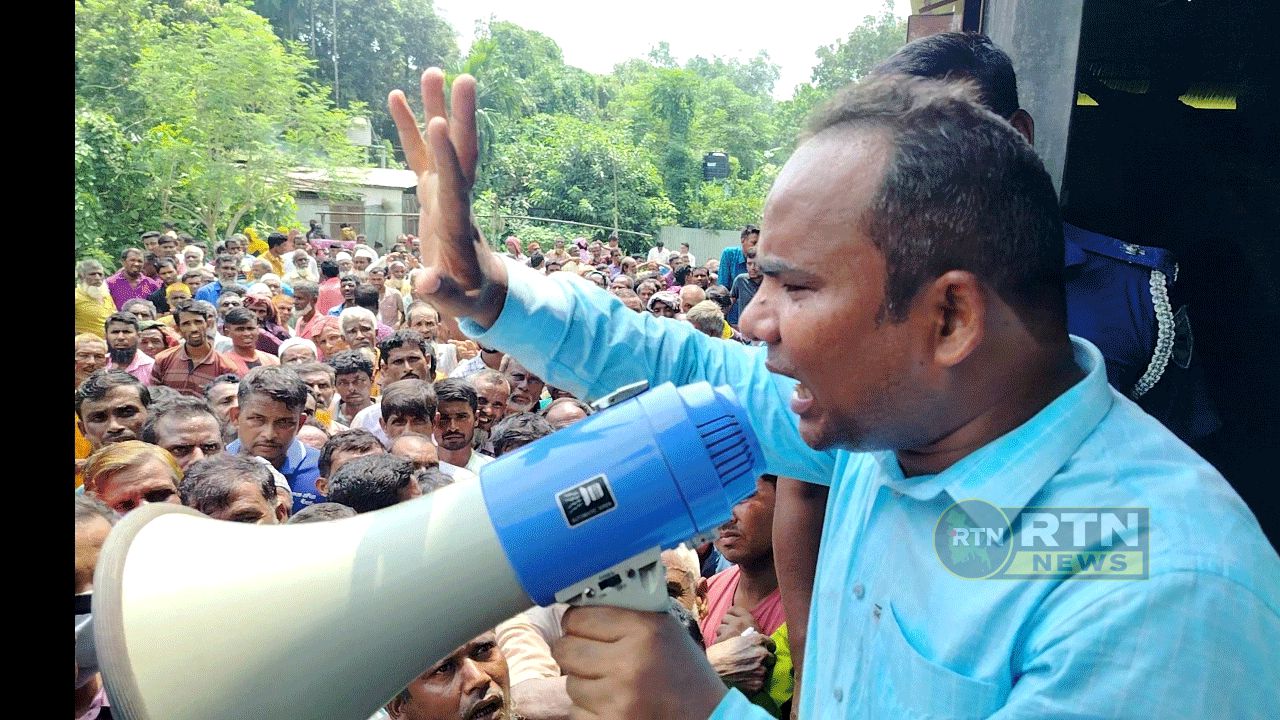 সার নিতে কৃষকদের ভিড়, রৌমারীতে উত্তেজনা