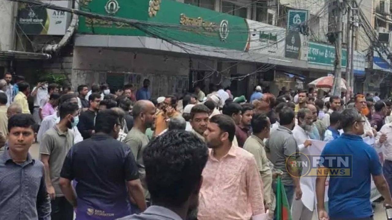 ইসলামী ব্যাংকের সামনে দুই পক্ষের কর্মসূচি, সোমবারও অবস্থানের ঘোষণা