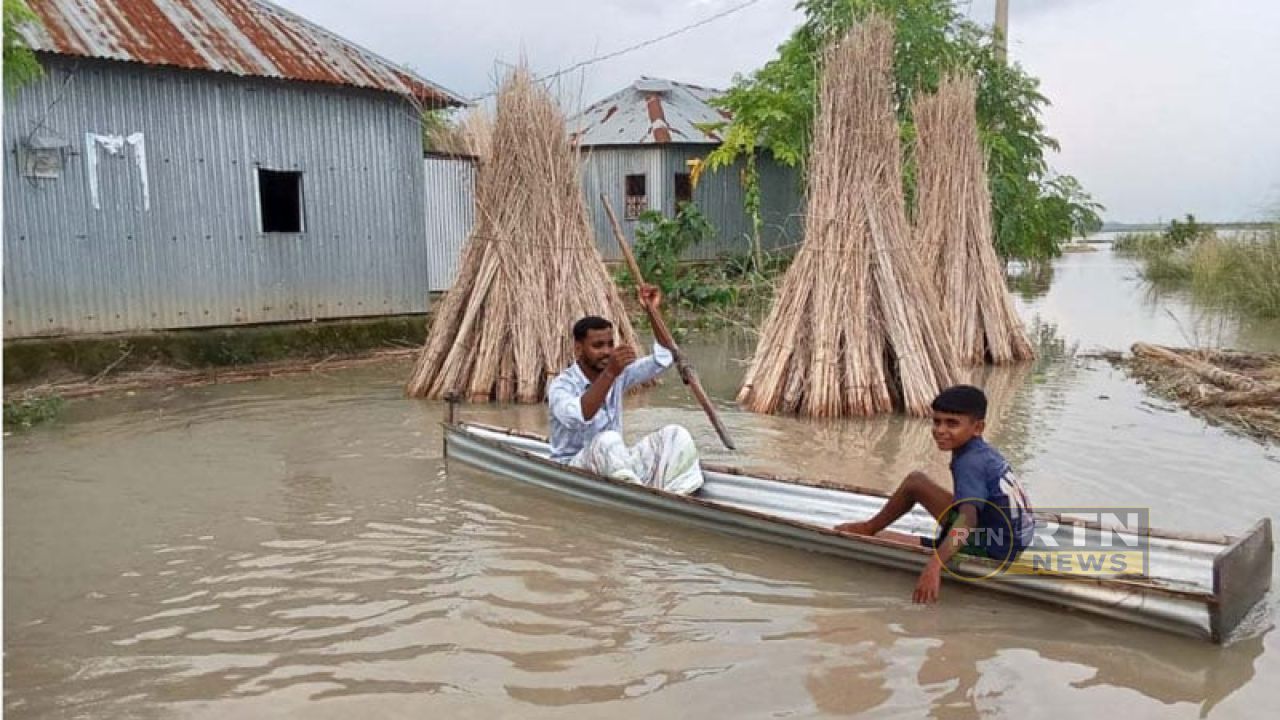বন্যায় বিচ্ছিন্ন চকরাজাপুর, মাচায় রাত কাটছে সাপের আতঙ্কে