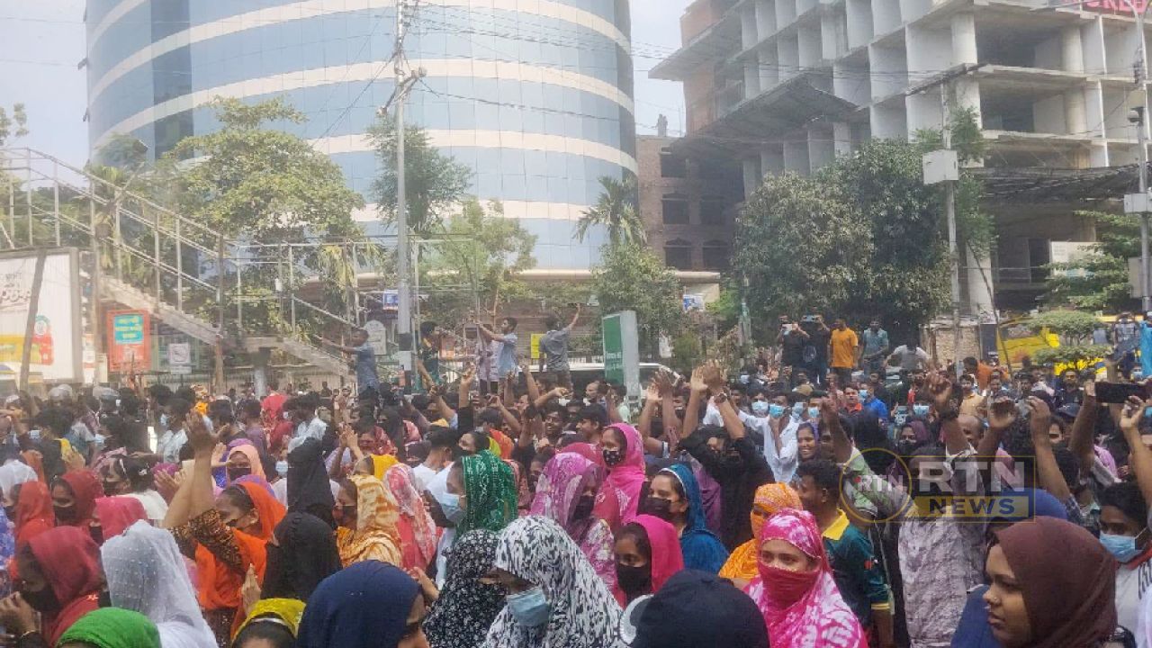 বেতন ৩০ হাজার টাকা করার দাবিতে মিরপুরে ফের সড়ক অবরোধ শ্রমিকদের
